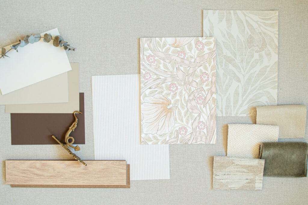Moodboard med tapeter, färgprover, textilier och materialval för ett harmoniskt inredningskoncept.