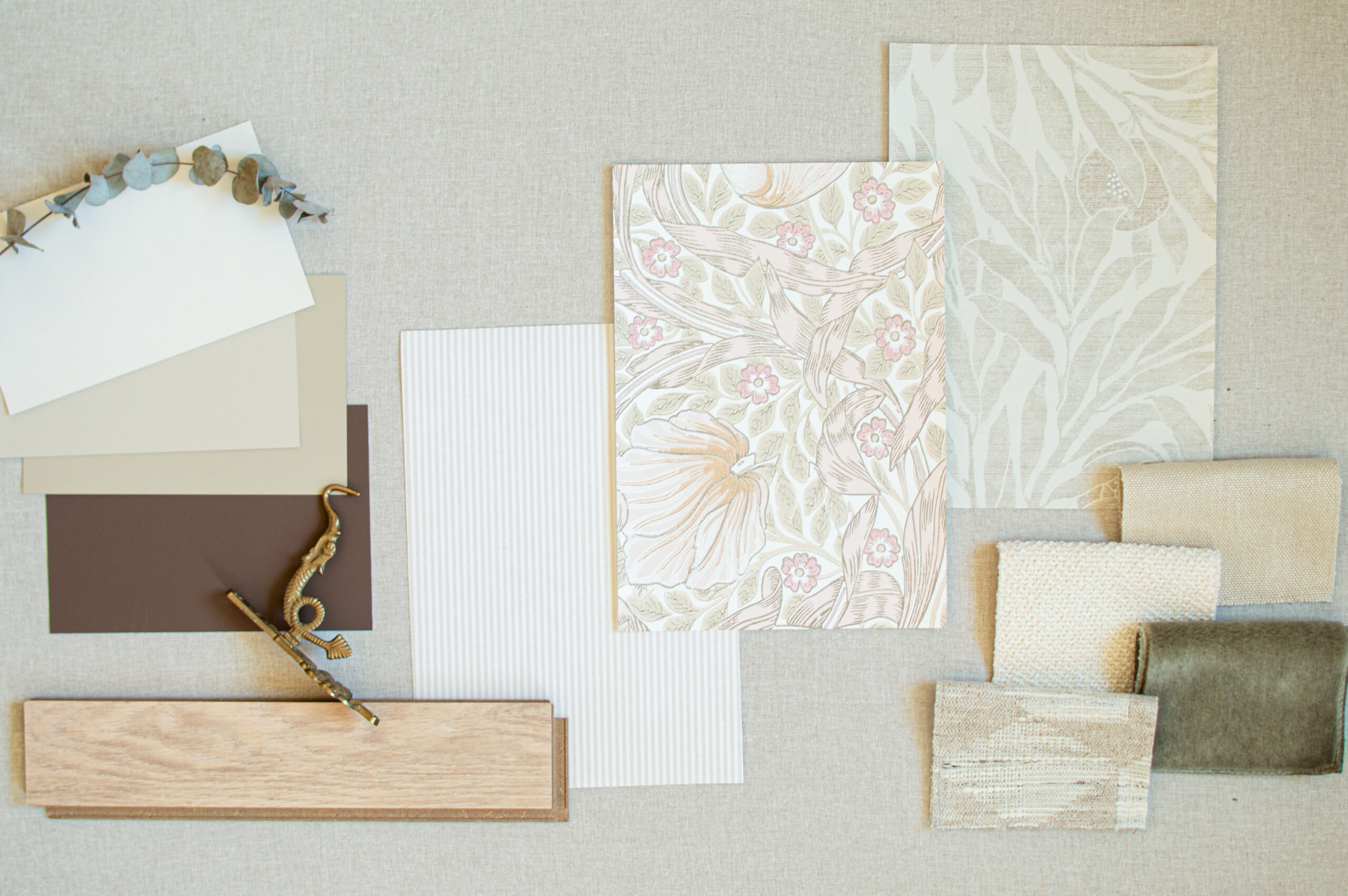 Moodboard med tapeter, färgprover, textilier och materialval för ett harmoniskt inredningskoncept.