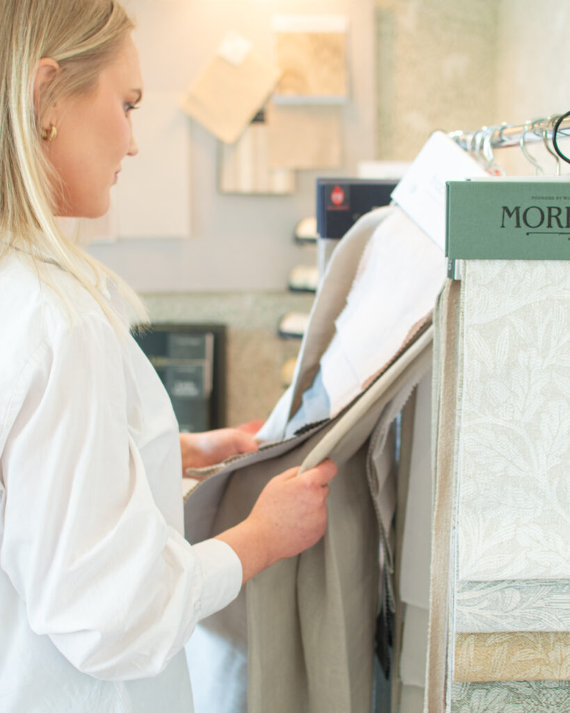 Elin Borg arbetar med tyg- och materialval i sin inredningsstudio för att skapa harmoniska och personliga hem.